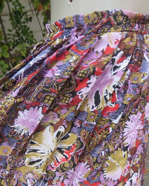 Fabulous permanent knife pleated patterned skirt in silky polyester.Size 44/20.Elasticated waist.