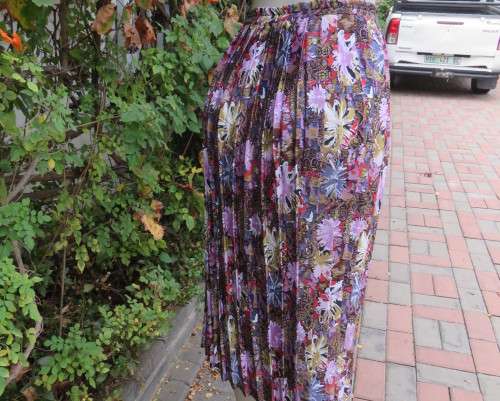 Fabulous permanent knife pleated patterned skirt in silky polyester.Size 44/20.Elasticated waist.