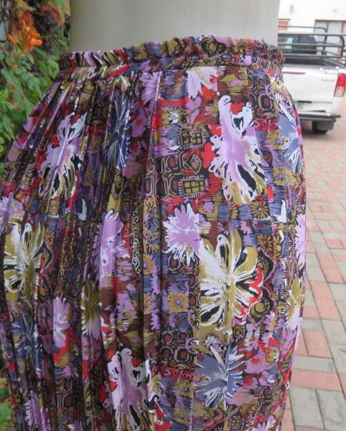 Fabulous permanent knife pleated patterned skirt in silky polyester.Size 44/20.Elasticated waist.