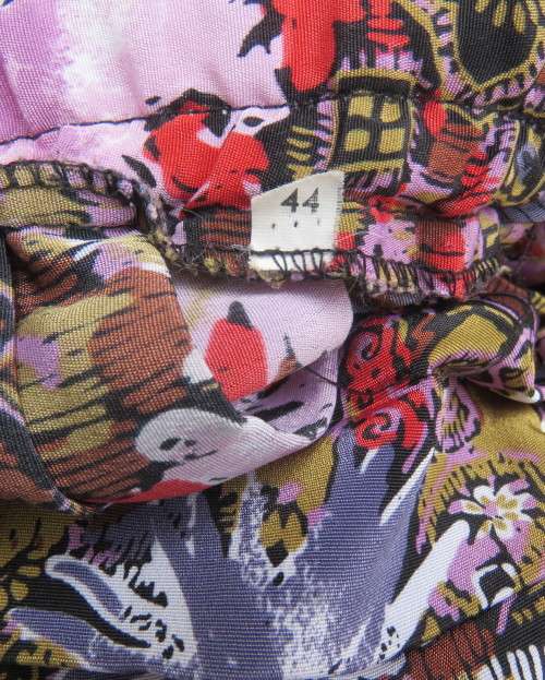 Fabulous permanent knife pleated patterned skirt in silky polyester.Size 44/20.Elasticated waist.