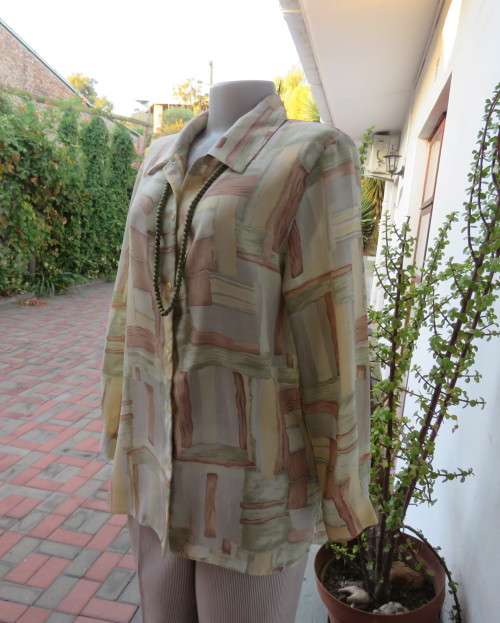 Tastefully graphic printed long sleeve top in soft colours.Button down with shirt collar.Size 36/12