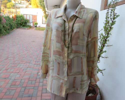 Tastefully graphic printed long sleeve top in soft colours.Button down with shirt collar.Size 36/12