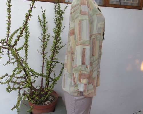 Tastefully graphic printed long sleeve top in soft colours.Button down with shirt collar.Size 36/12