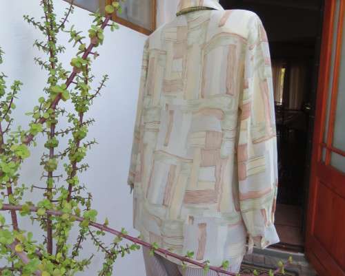 Tastefully graphic printed long sleeve top in soft colours.Button down with shirt collar.Size 36/12