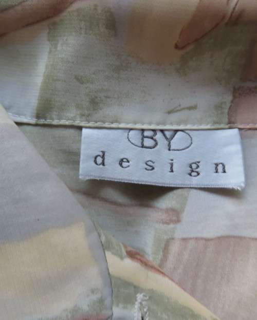 Tastefully graphic printed long sleeve top in soft colours.Button down with shirt collar.Size 36/12