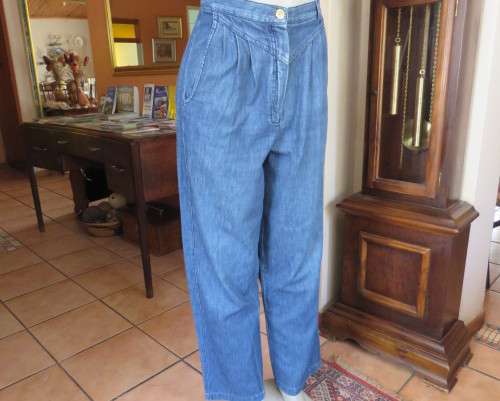 Vintage 80`s high waisted blue denim jeans with wide legs tappered.Size 38 to40.V yoke pleated front