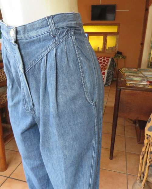 Vintage 80`s high waisted blue denim jeans with wide legs tappered.Size 38 to40.V yoke pleated front