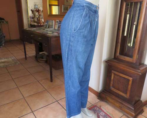 Vintage 80`s high waisted blue denim jeans with wide legs tappered.Size 38 to40.V yoke pleated front