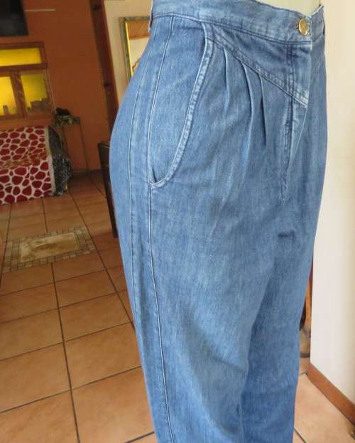 Vintage 80`s high waisted blue denim jeans with wide legs tappered.Size 38 to40.V yoke pleated front
