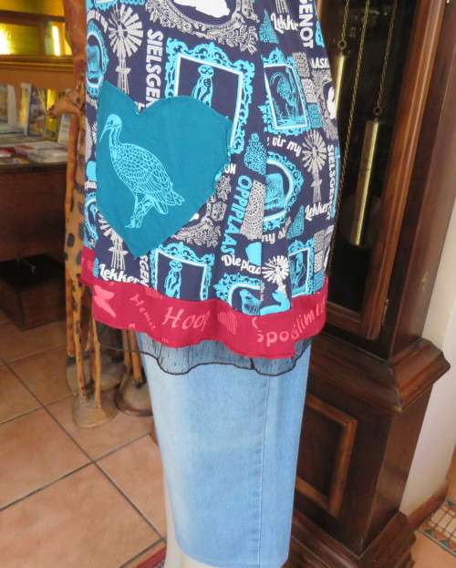 Delightful long navy top with maroon bust area. With Afrikaans logos and pictures.Size 34.As new