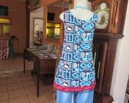 Delightful long navy top with maroon bust area. With Afrikaans logos and pictures.Size 34.As new