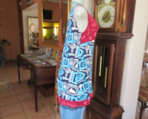 Delightful long navy top with maroon bust area. With Afrikaans logos and pictures.Size 34.As new