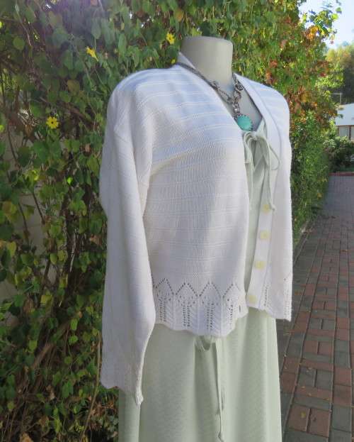 JENNY LEE long sleeve light cream cotton/acrylic knit cardigan with scalloped borders.Size 42/18
