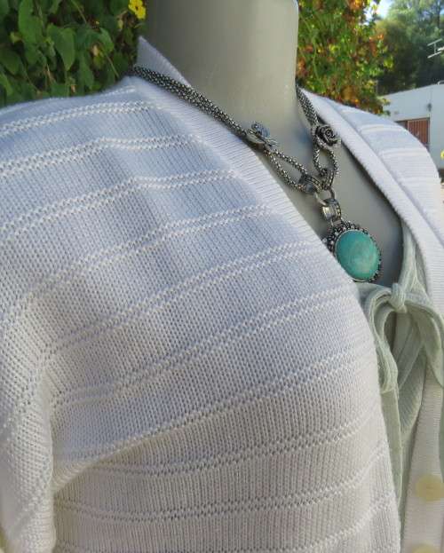 JENNY LEE long sleeve light cream cotton/acrylic knit cardigan with scalloped borders.Size 42/18