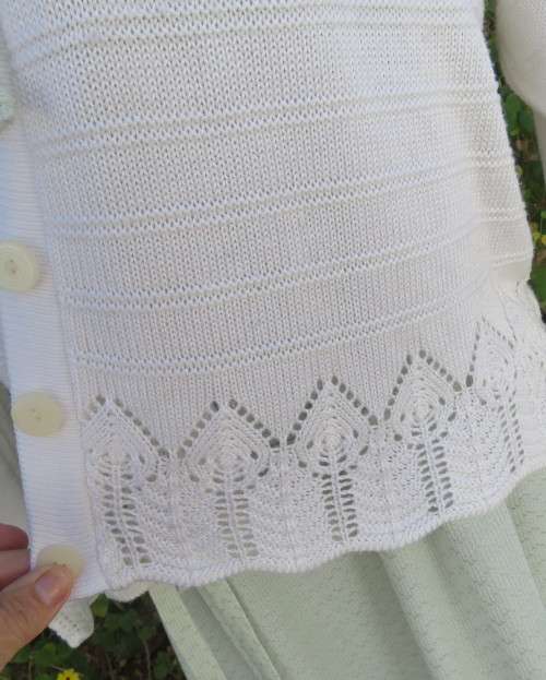 JENNY LEE long sleeve light cream cotton/acrylic knit cardigan with scalloped borders.Size 42/18