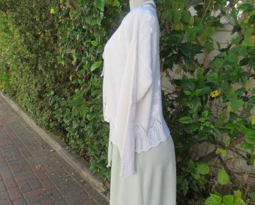 JENNY LEE long sleeve light cream cotton/acrylic knit cardigan with scalloped borders.Size 42/18