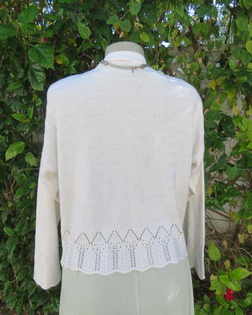 JENNY LEE long sleeve light cream cotton/acrylic knit cardigan with scalloped borders.Size 42/18