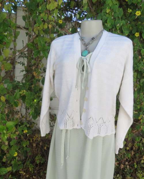 JENNY LEE long sleeve light cream cotton/acrylic knit cardigan with scalloped borders.Size 42/18