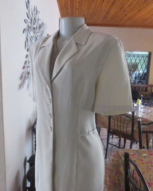 Stunning cream 2 pc skirt suite. Long tailored jacket/ankle length bandless skirt.Size 36.New cond.
