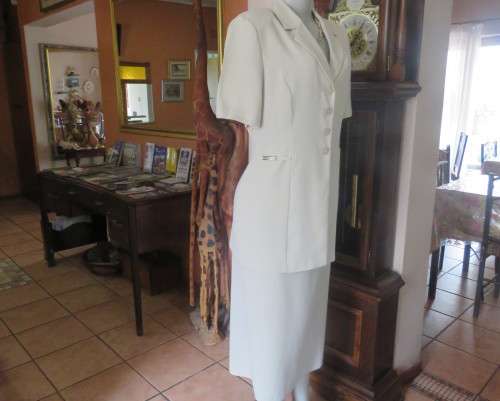 Stunning cream 2 pc skirt suite. Long tailored jacket/ankle length bandless skirt.Size 36.New cond.