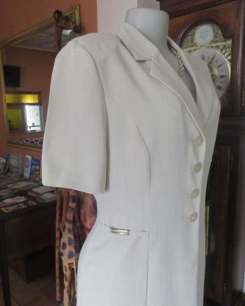 Stunning cream 2 pc skirt suite. Long tailored jacket/ankle length bandless skirt.Size 36.New cond.