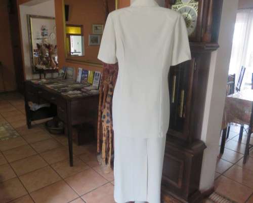 Stunning cream 2 pc skirt suite. Long tailored jacket/ankle length bandless skirt.Size 36.New cond.