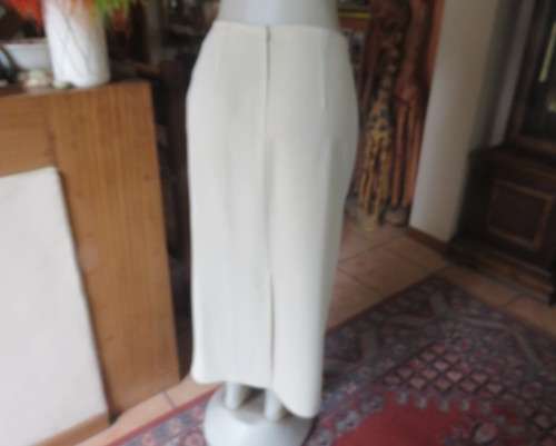 Stunning cream 2 pc skirt suite. Long tailored jacket/ankle length bandless skirt.Size 36.New cond.