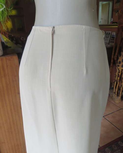 Stunning cream 2 pc skirt suite. Long tailored jacket/ankle length bandless skirt.Size 36.New cond.