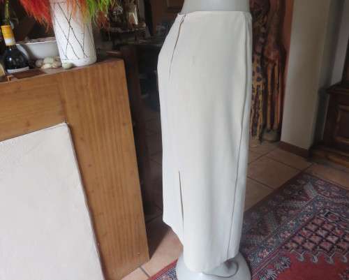 Stunning cream 2 pc skirt suite. Long tailored jacket/ankle length bandless skirt.Size 36.New cond.
