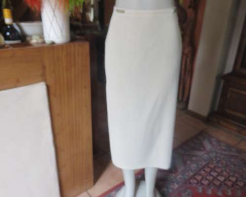 Stunning cream 2 pc skirt suite. Long tailored jacket/ankle length bandless skirt.Size 36.New cond.