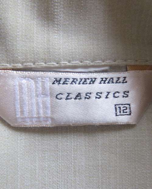 Stunning cream 2 pc skirt suite. Long tailored jacket/ankle length bandless skirt.Size 36.New cond.