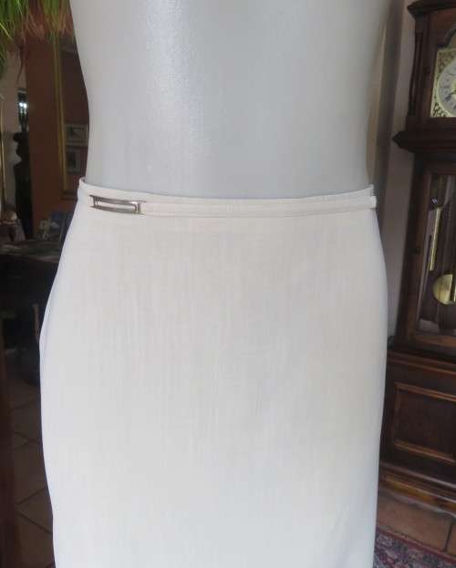 Stunning cream 2 pc skirt suite. Long tailored jacket/ankle length bandless skirt.Size 36.New cond.