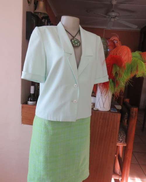 Gorgeous mint green cropped short sleeve jacket/top. Close with 2 buttons.Fully lined.Size 34/10.