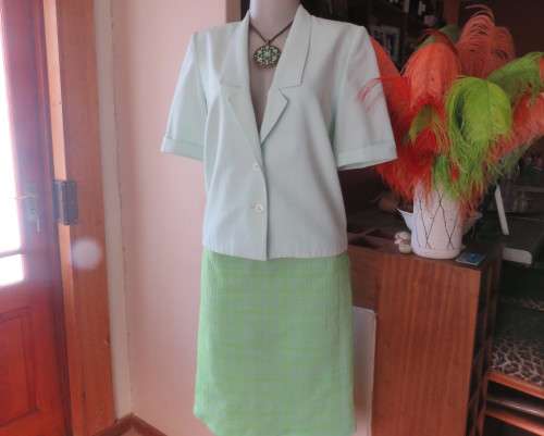 Gorgeous mint green cropped short sleeve jacket/top. Close with 2 buttons.Fully lined.Size 34/10.