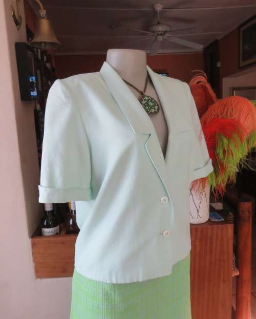 Gorgeous mint green cropped short sleeve jacket/top. Close with 2 buttons.Fully lined.Size 34/10.