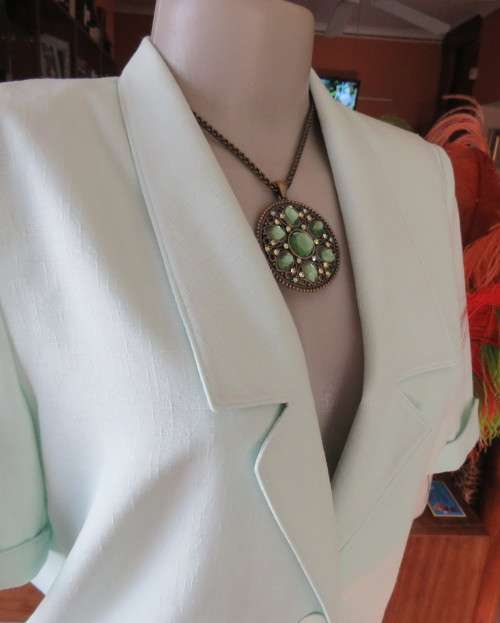 Gorgeous mint green cropped short sleeve jacket/top. Close with 2 buttons.Fully lined.Size 34/10.