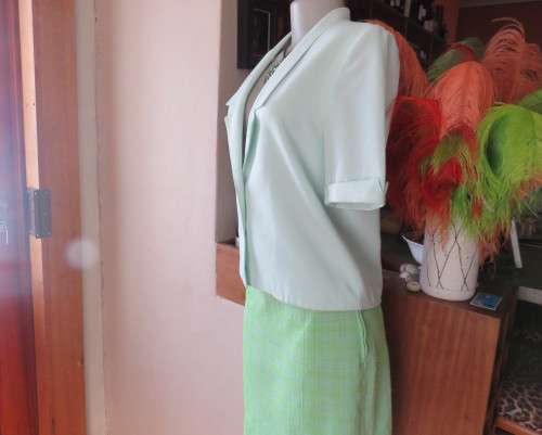 Gorgeous mint green cropped short sleeve jacket/top. Close with 2 buttons.Fully lined.Size 34/10.