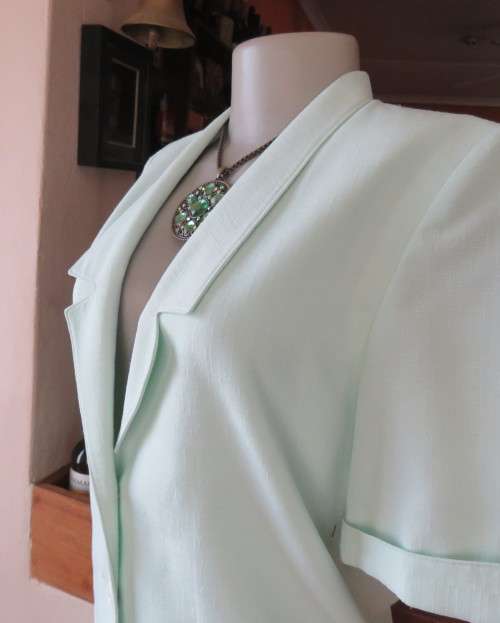Gorgeous mint green cropped short sleeve jacket/top. Close with 2 buttons.Fully lined.Size 34/10.