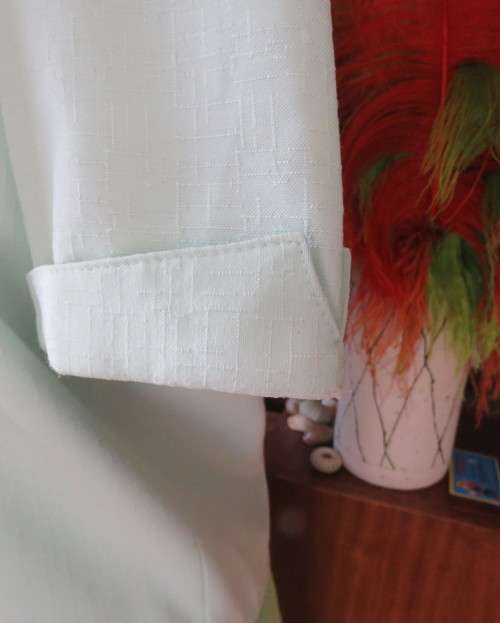 Gorgeous mint green cropped short sleeve jacket/top. Close with 2 buttons.Fully lined.Size 34/10.