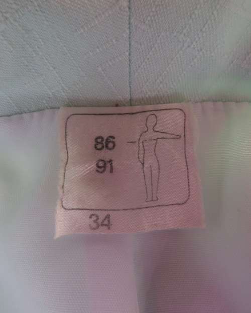 Gorgeous mint green cropped short sleeve jacket/top. Close with 2 buttons.Fully lined.Size 34/10.