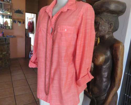 Modern long sleeve mottled crimson long sleeve shirt by WOOLWORTHS size 40/16. Two front pockets.