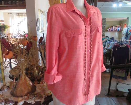 Modern long sleeve mottled crimson long sleeve shirt by WOOLWORTHS size 40/16. Two front pockets.