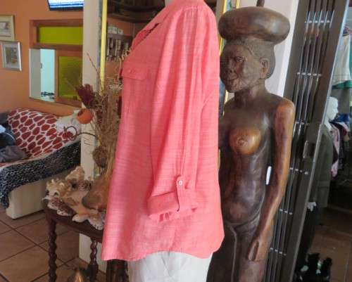 Modern long sleeve mottled crimson long sleeve shirt by WOOLWORTHS size 40/16. Two front pockets.