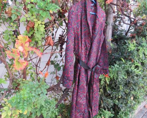 Handsome dark red/navy paisley patterned fold over long sleeve men`s night gown.Size S by SKIPPER