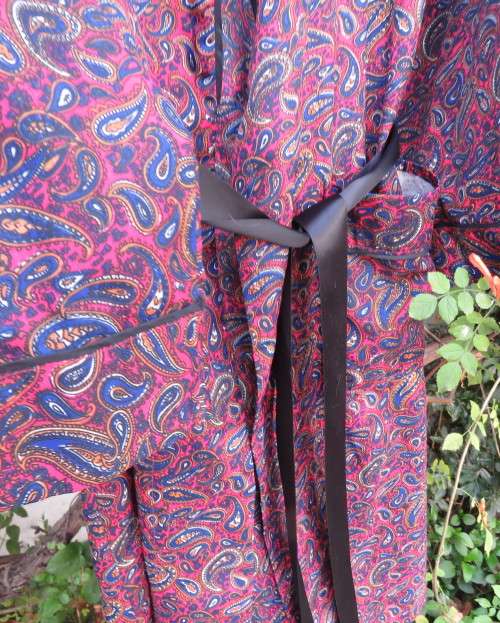 Handsome dark red/navy paisley patterned fold over long sleeve men`s night gown.Size S by SKIPPER
