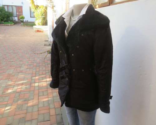 High fashion black long sleeve warm padded jacket size 32 to 34 by MATMAZELI. Faux fur collar/fronts