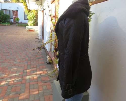 High fashion black long sleeve warm padded jacket size 32 to 34 by MATMAZELI. Faux fur collar/fronts