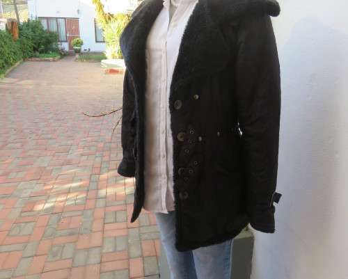 High fashion black long sleeve warm padded jacket size 32 to 34 by MATMAZELI. Faux fur collar/fronts