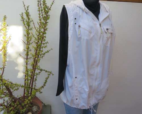 Sporty white sleeveless hooded top in 100% cotton with 4 front pockets.By PENNY C size 46/22.As new