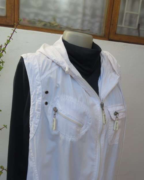 Sporty white sleeveless hooded top in 100% cotton with 4 front pockets.By PENNY C size 46/22.As new